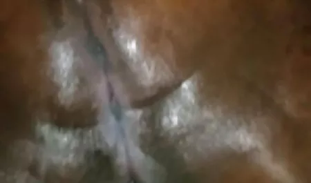Lelaki itu mengambil foto ketika video hot lucah teman wanitanya rundingan.