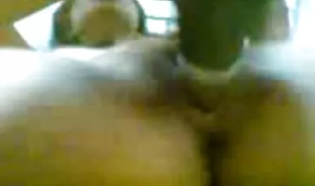 Wanita video lucah tamil kulit hitam dengan pakaian putih, sehingga ia bertukar biru.