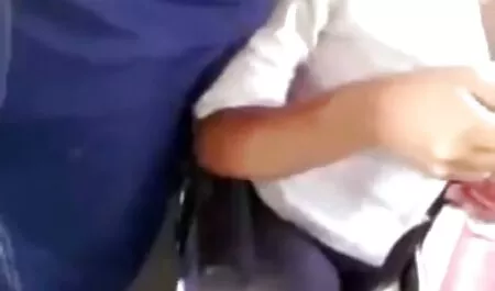 Melengkung muda teman wanita sekolah menengah bogel di tempat tidur