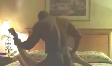 Anak muda dengan mainan lelaki picit tetek perempuan dengan ibu seksi sialan