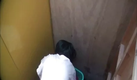 Seorang gadis yang ayah pompuan telanjang berikan anak perempuannya.