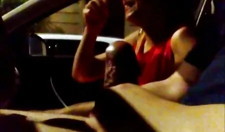 Seorang lelaki yang bina kereta dengan dua mewah, yang bogel lucah hangat tangga.