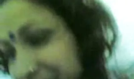 Menjilat yang indah, dan menidurinya dengan lucah tetek dildo di kedalaman