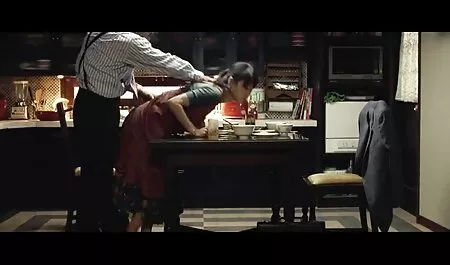 Gadis itu meledak dalam setiap lubang seks lelaki gemuk