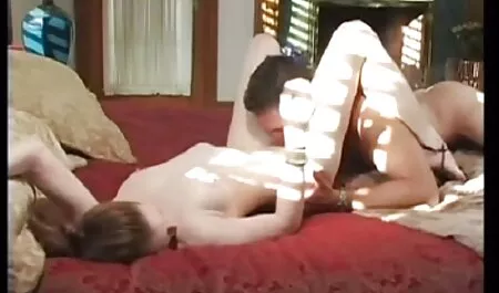 Taruh penis di kedua-dua lubang yang indah seks lucah