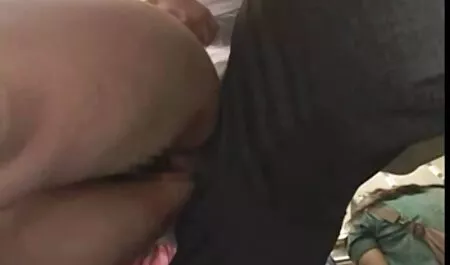Lihatlah dua wanita dalam flem lucah minyak.