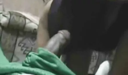 Rusia telah di rumah porno. lelaki jilat tetek perempuan