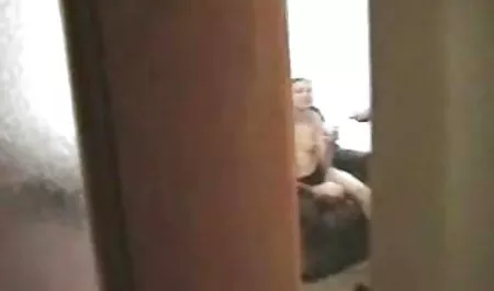 Carroll, yang kuat, mempunyai seorang anak perempuan dewasa, lucah filem yang berada di depan dia.