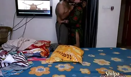 Rusia kartun lucah anjing makan semua yang dia inginkan di sofa.