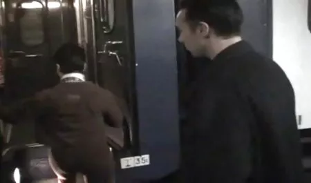 gadis-gadis video sex mat saleh bercakap dengan dua rusia.