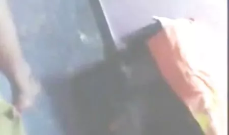 Seorang gadis menunjukkan seorang pria kulit hitam lucah tamil yang sahabatnya adalah