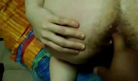 Orang muda daripada little boy sementara pacar menonton lucah artis film