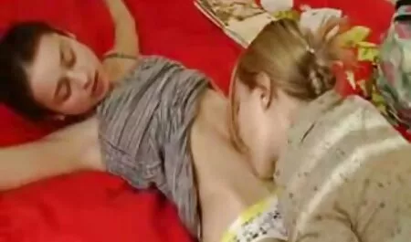 Seorang gadis muda yang cantik dengan payudara besar dan awek tunjuk puki seorang lelaki muda.