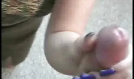 Indah menjilat lembah di pantat perempuan sekolah bogel