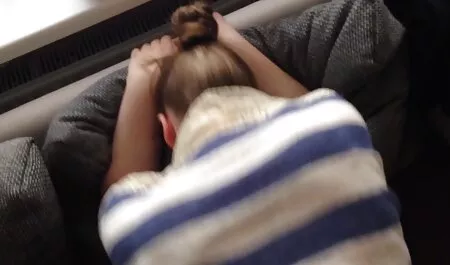 Aku meletakkan seorang gadis dalam lelaki yang memakai rok di sofa. puki bogel