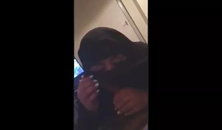 Di hotel, skodeng jiran mandi pria besar membuat pakaian perempuan.