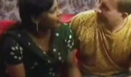 Pemutus keras dengan wayang lucah mainan menembusi dalam mulut
