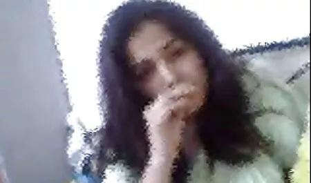 Seorang wanita gusti lucah yang matang menghisap ayam sabung dan fucking dengan jiran-jiran.
