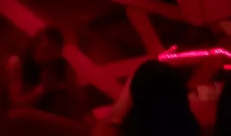 Seorang gadis muda menghisap penis lucah sma besar dan itu ada di vagina.