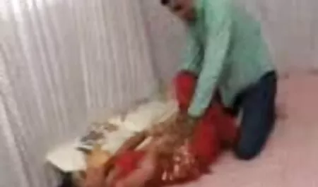 Rusia van mengambil ayam dan berlari ke bilik jubor janda mandi.