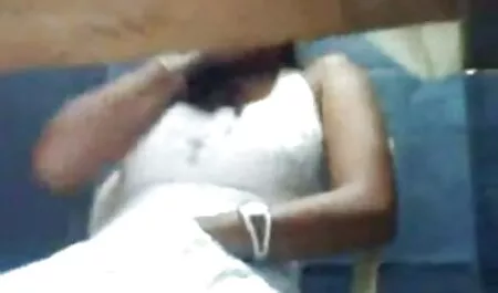 Melihat seorang gadis di depan teman kotak duduk di depan kamera perempuan dan lelaki main jolok dan duduk
