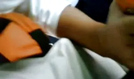 Di rumah seorang gadis rusia telah berkembang dalam sek lucah pakaian hitam.
