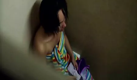 Botak, seorang wanita di video lucah urut stoking, nenek