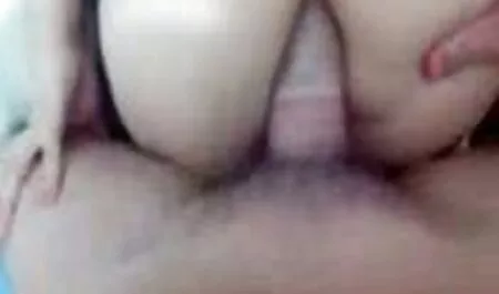 Gadis-gadis muda lebih suka muzik dengan badan langsing dan purdah lucah pengecut.