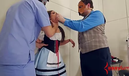 Si pria botak telah mencuri cerita lucah hentai si rambut coklat yang indah dari membran.