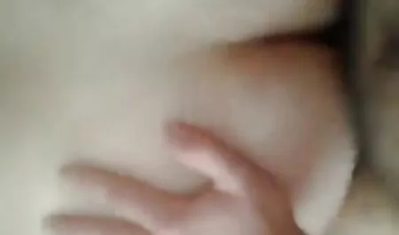 Beats dubur kembali dengan bogel lucah gadis-gadis di kamera.